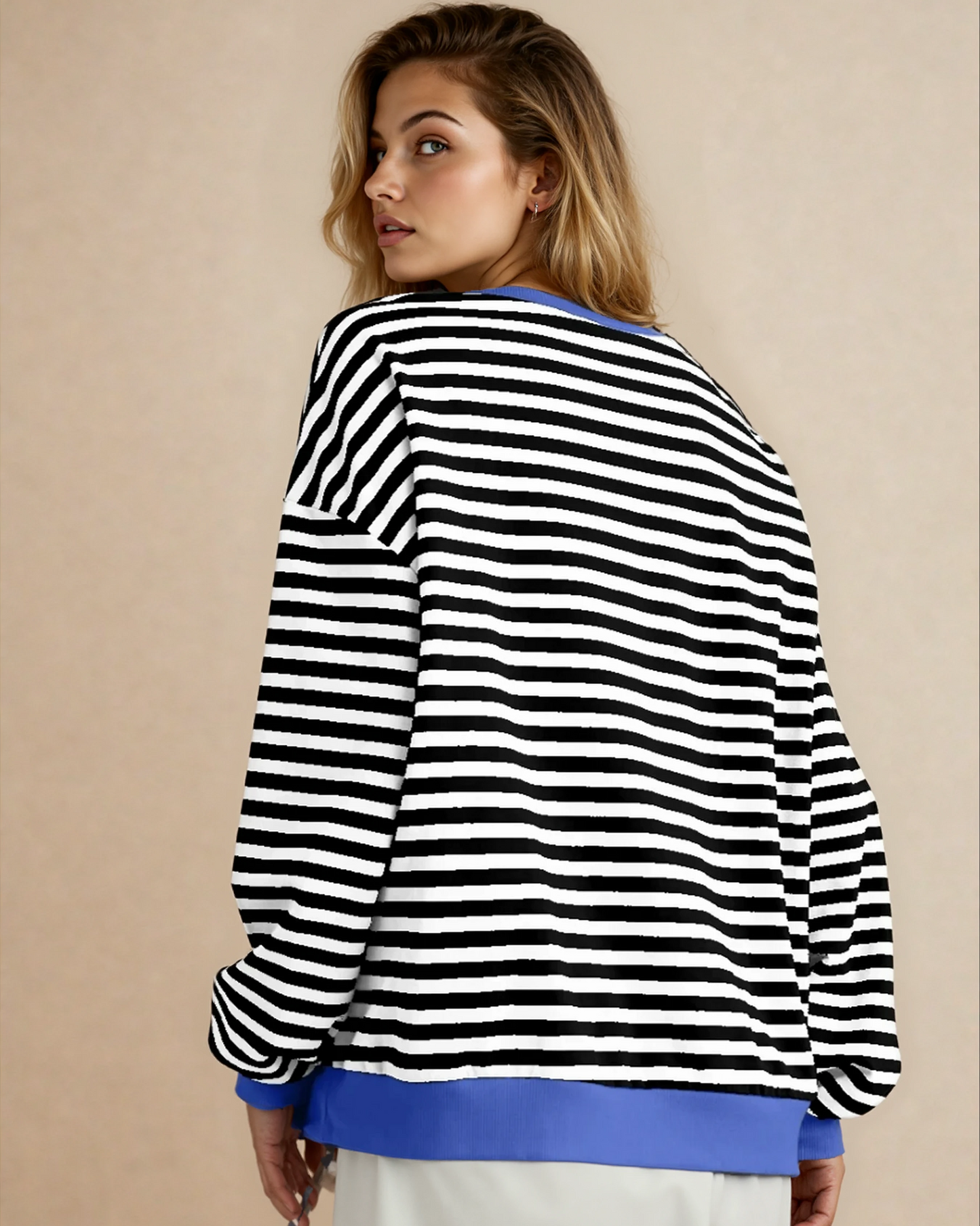 Oversized Sweatshirt - Black Indie & Co.