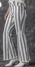 Load image into Gallery viewer, Raw Hem Star Applique Striped Jeans
