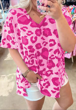 Load image into Gallery viewer, Plus size Pink Leopard Print Vneck Tee
