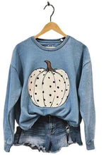 Load image into Gallery viewer, Pumpkin Print Washed Sweatshirt
